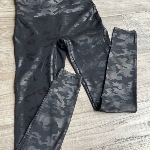Spanx Faux Leather Camo Leggings In Black With Sheen Contour Stretch Size Medium - Picture 15 of 15